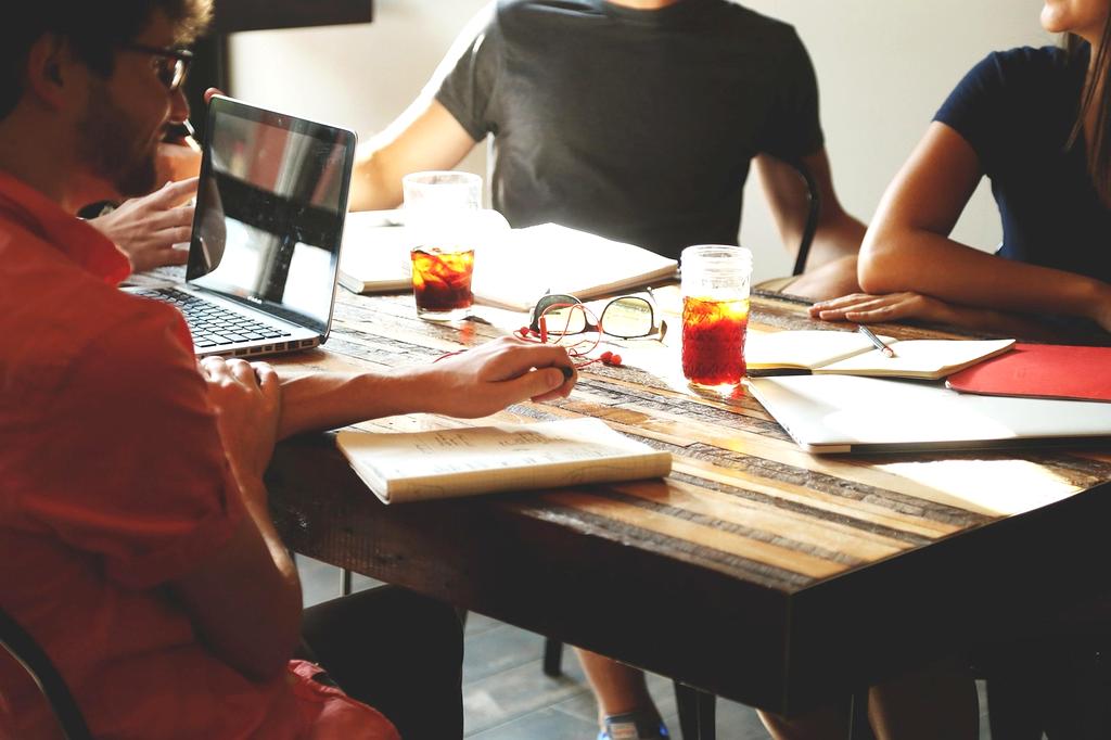 jojomuu Ekibi ofiste toplantı yaparken